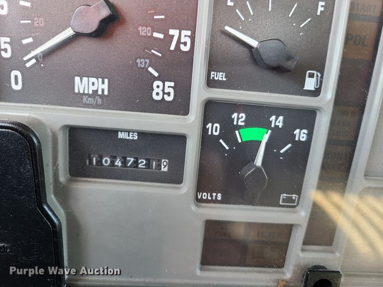 image for item EL9509 2001 International 4700  flatbed truck