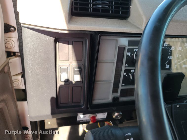 image for item EL9509 2001 International 4700  flatbed truck