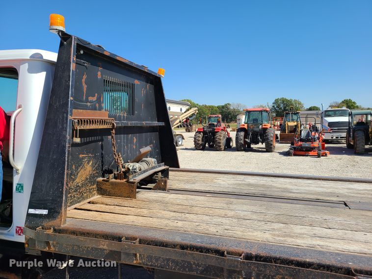 image for item EL9509 2001 International 4700  flatbed truck