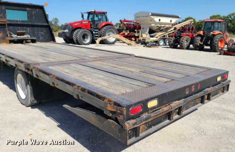 image for item EL9509 2001 International 4700  flatbed truck