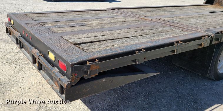 image for item EL9509 2001 International 4700  flatbed truck