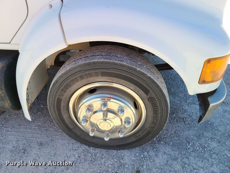 image for item EL9509 2001 International 4700  flatbed truck