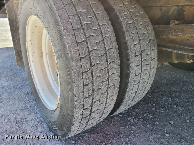 image for item EL9509 2001 International 4700  flatbed truck