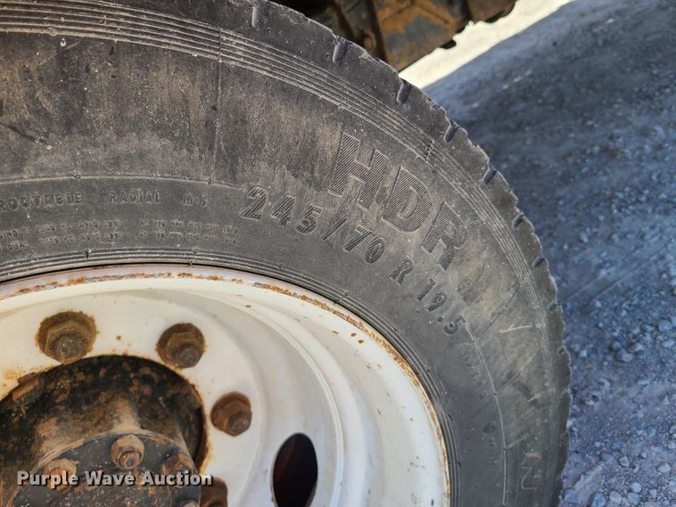 image for item EL9509 2001 International 4700  flatbed truck