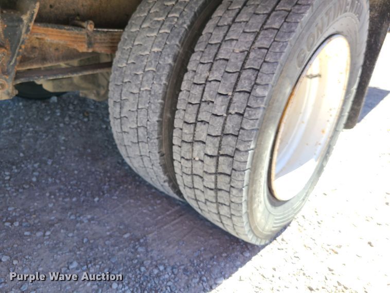 image for item EL9509 2001 International 4700  flatbed truck