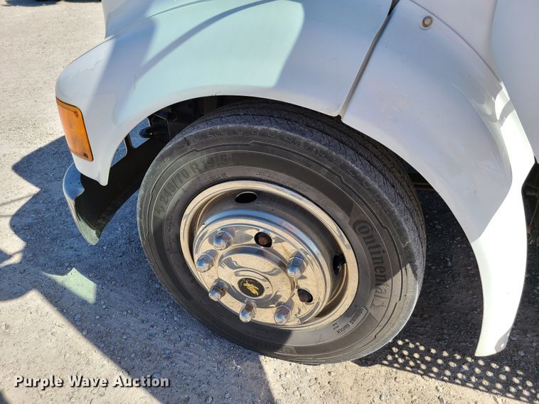 image for item EL9509 2001 International 4700  flatbed truck