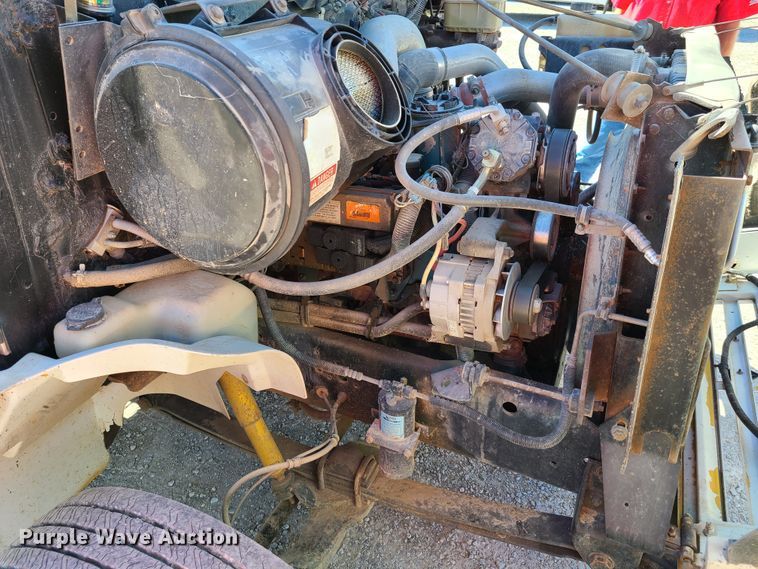 image for item EL9509 2001 International 4700  flatbed truck