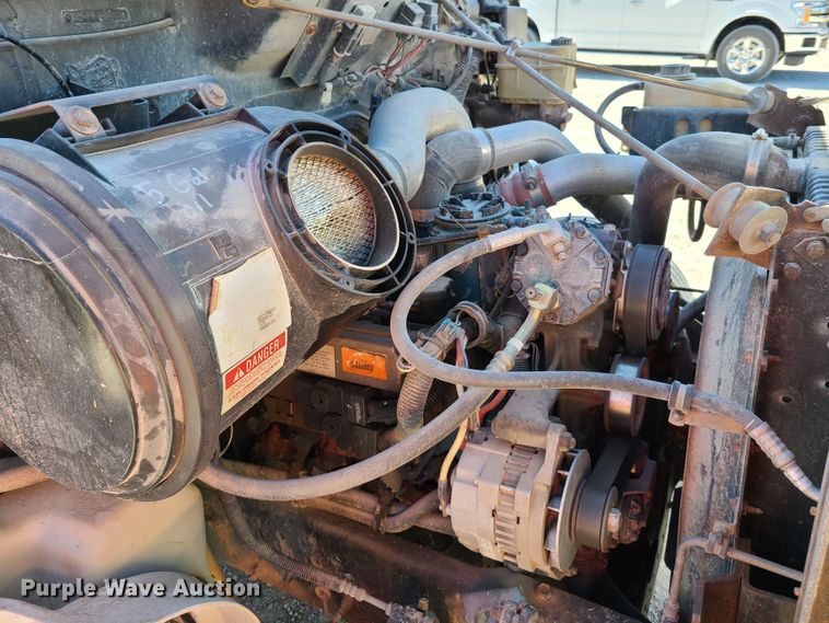 image for item EL9509 2001 International 4700  flatbed truck