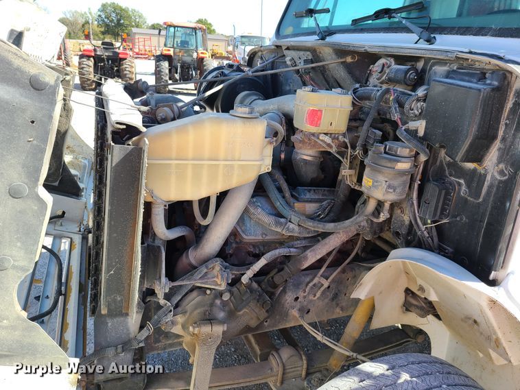 image for item EL9509 2001 International 4700  flatbed truck