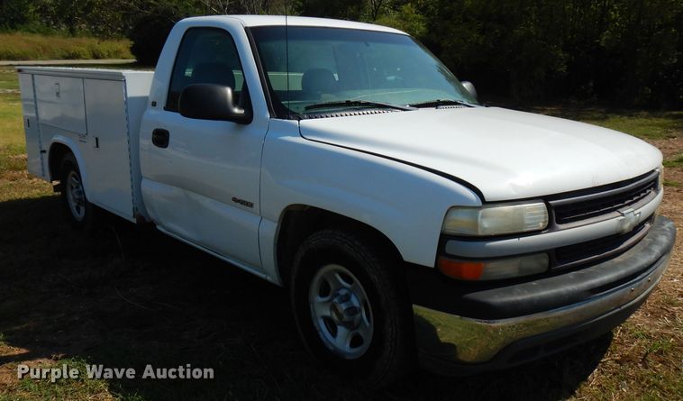 image for item FR9115 2001 Chevrolet Silverado 1500  utility bed pickup truck