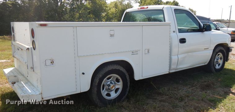 image for item FR9115 2001 Chevrolet Silverado 1500  utility bed pickup truck