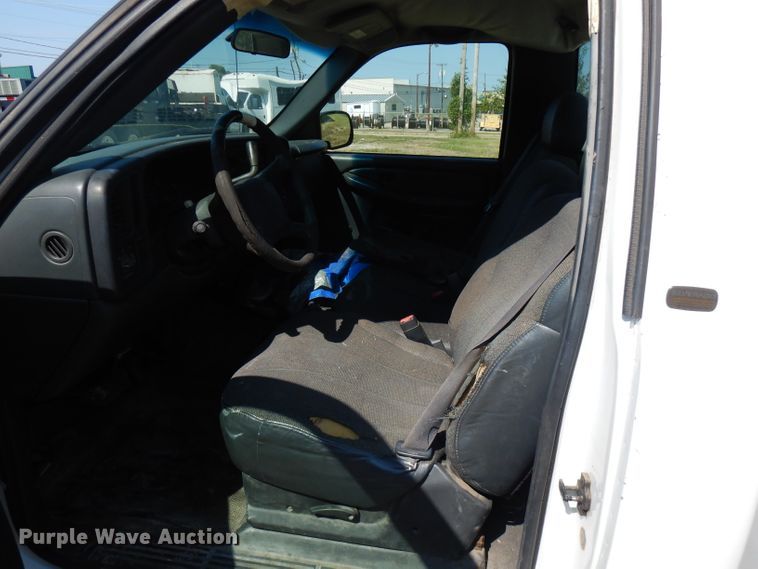 image for item FR9115 2001 Chevrolet Silverado 1500  utility bed pickup truck