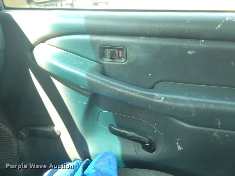 image for item FR9115 2001 Chevrolet Silverado 1500  utility bed pickup truck