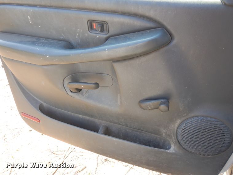 image for item FR9115 2001 Chevrolet Silverado 1500  utility bed pickup truck