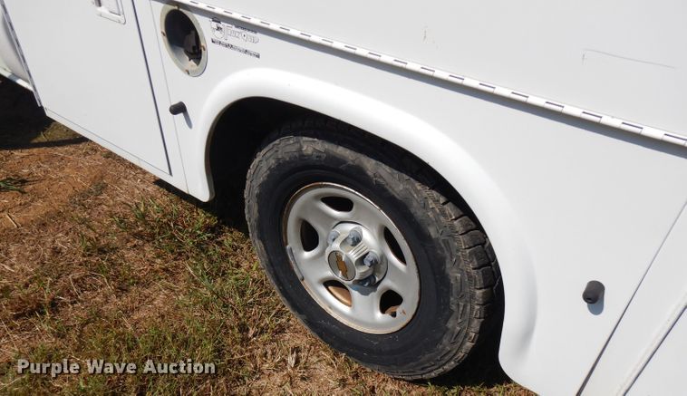 image for item FR9115 2001 Chevrolet Silverado 1500  utility bed pickup truck