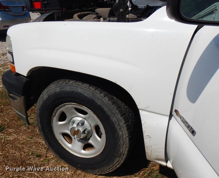 image for item FR9115 2001 Chevrolet Silverado 1500  utility bed pickup truck