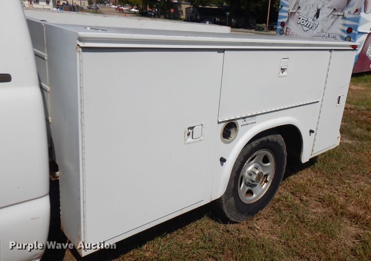 image for item FR9115 2001 Chevrolet Silverado 1500  utility bed pickup truck