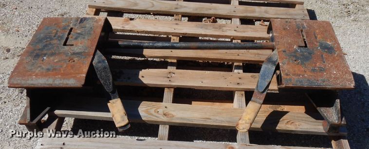 image for item FR9201 Tractor to skid steer manual quick attach