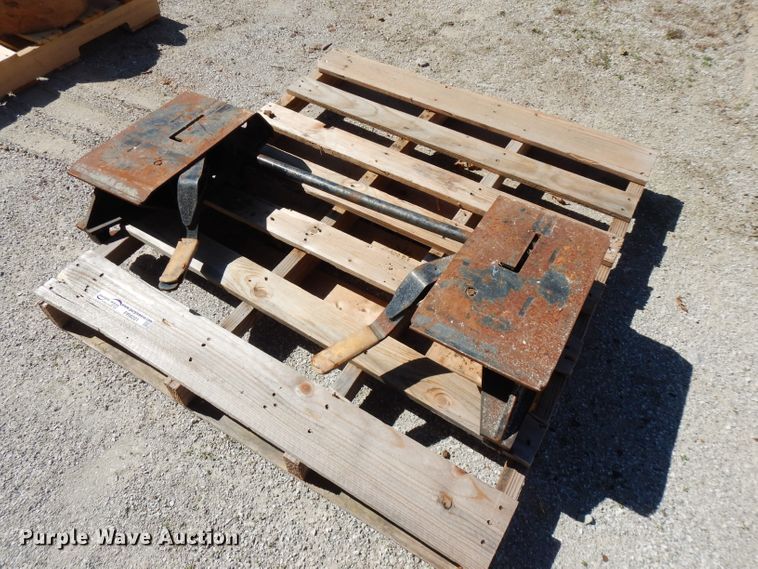 image for item FR9201 Tractor to skid steer manual quick attach