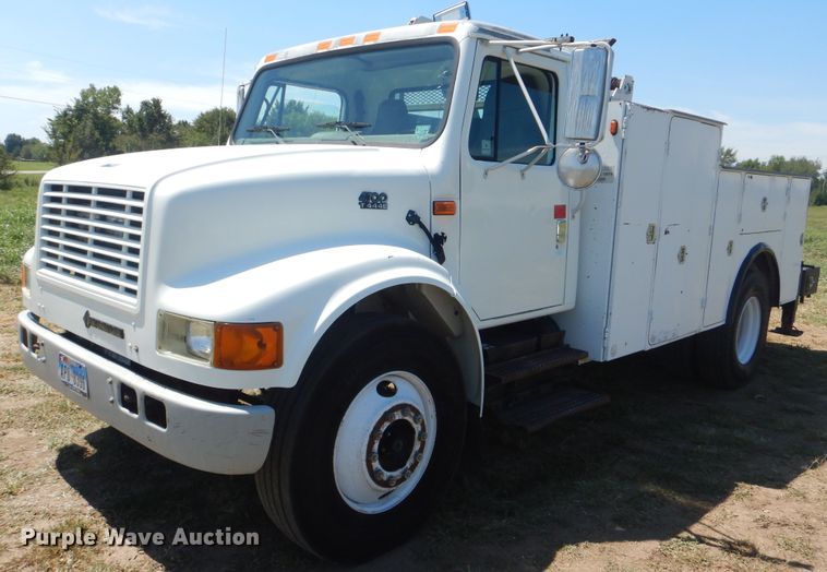 image for item GM9141 2002 International 4700  utility truck with crane