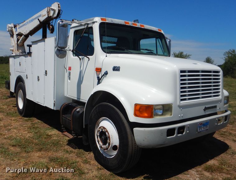 image for item GM9141 2002 International 4700  utility truck with crane