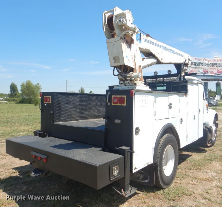 image for item GM9141 2002 International 4700  utility truck with crane