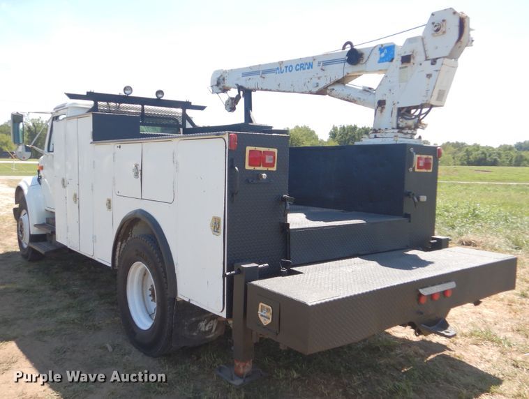 image for item GM9141 2002 International 4700  utility truck with crane