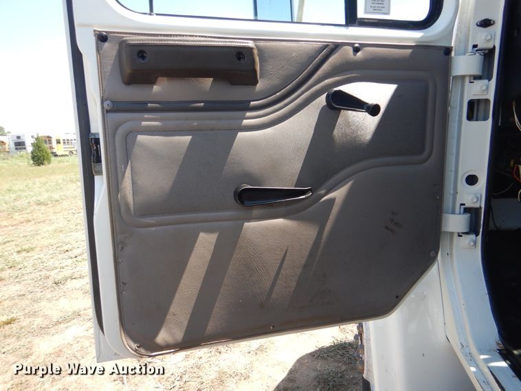 image for item GM9141 2002 International 4700  utility truck with crane