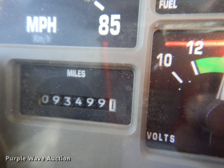 image for item GM9141 2002 International 4700  utility truck with crane