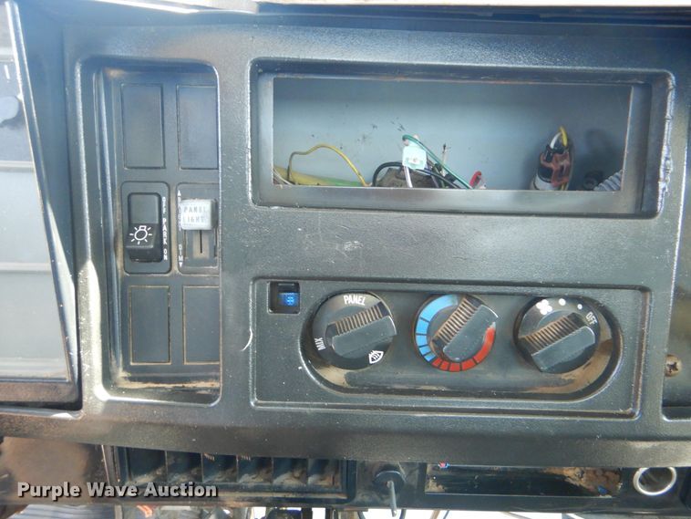 image for item GM9141 2002 International 4700  utility truck with crane