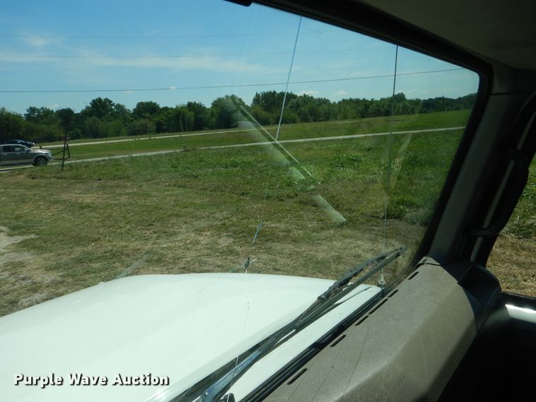 image for item GM9141 2002 International 4700  utility truck with crane