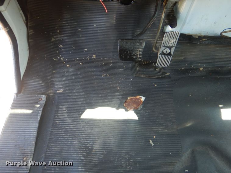 image for item GM9141 2002 International 4700  utility truck with crane