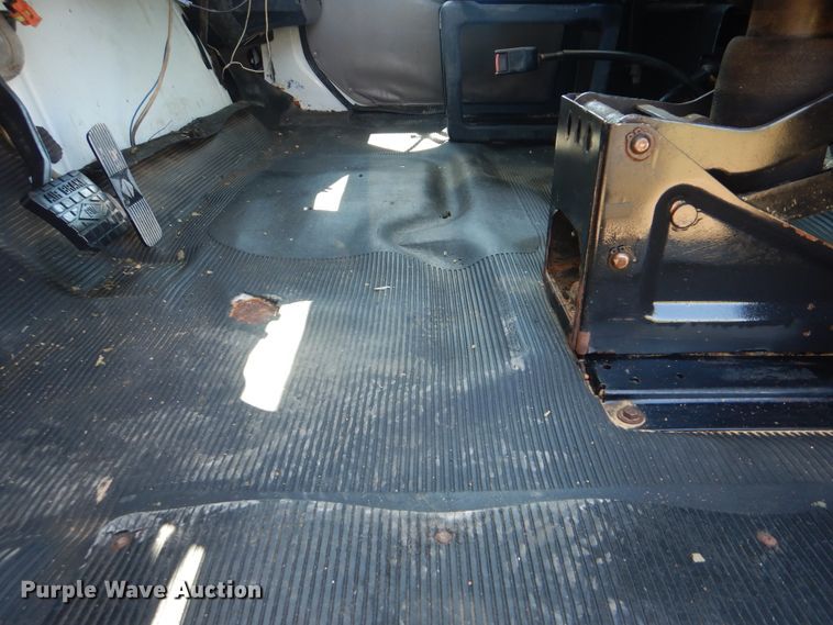 image for item GM9141 2002 International 4700  utility truck with crane