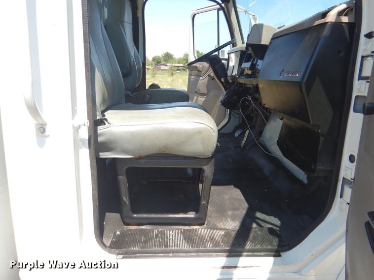 image for item GM9141 2002 International 4700  utility truck with crane