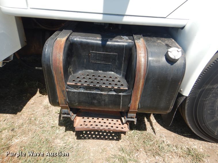 image for item GM9141 2002 International 4700  utility truck with crane