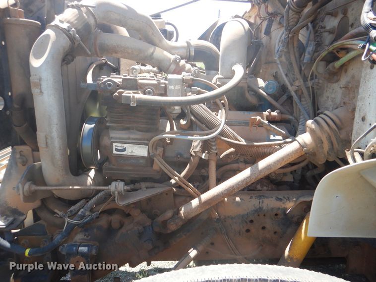 image for item GM9141 2002 International 4700  utility truck with crane