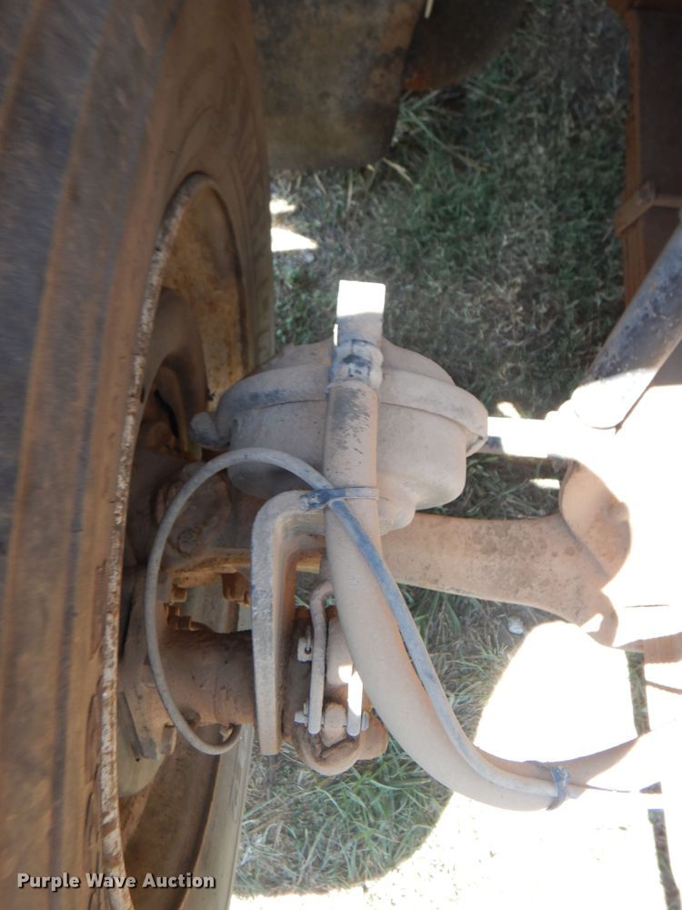 image for item GM9141 2002 International 4700  utility truck with crane