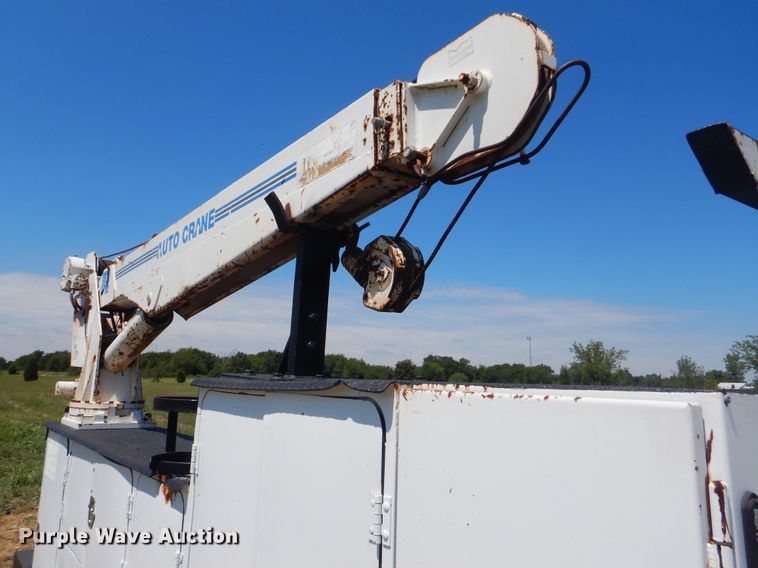 image for item GM9141 2002 International 4700  utility truck with crane