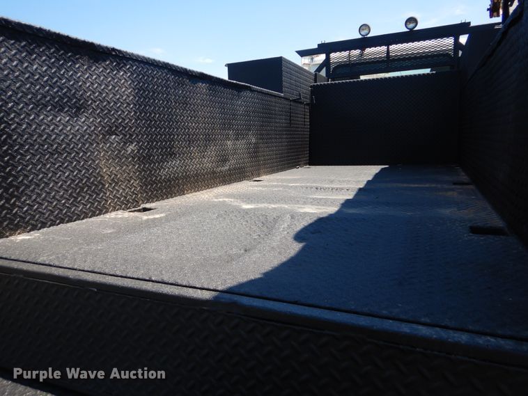 image for item GM9141 2002 International 4700  utility truck with crane