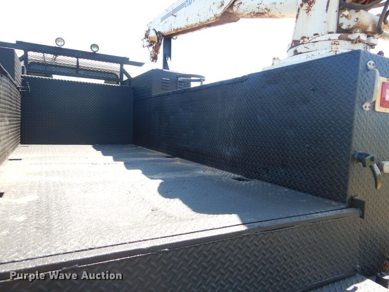 image for item GM9141 2002 International 4700  utility truck with crane