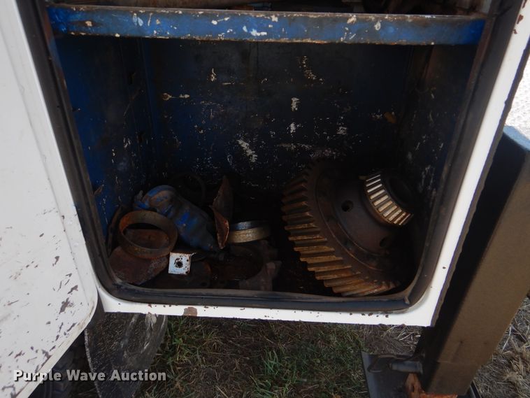 image for item GM9141 2002 International 4700  utility truck with crane