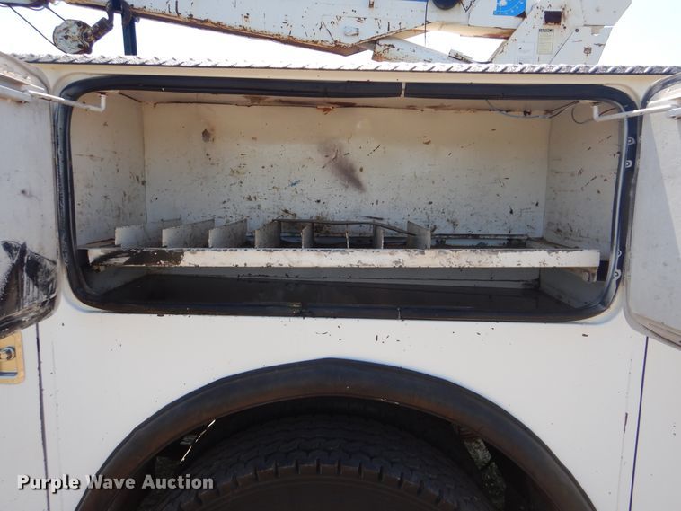 image for item GM9141 2002 International 4700  utility truck with crane