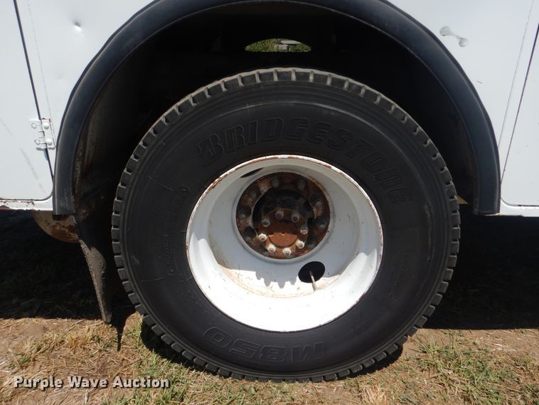 image for item GM9141 2002 International 4700  utility truck with crane