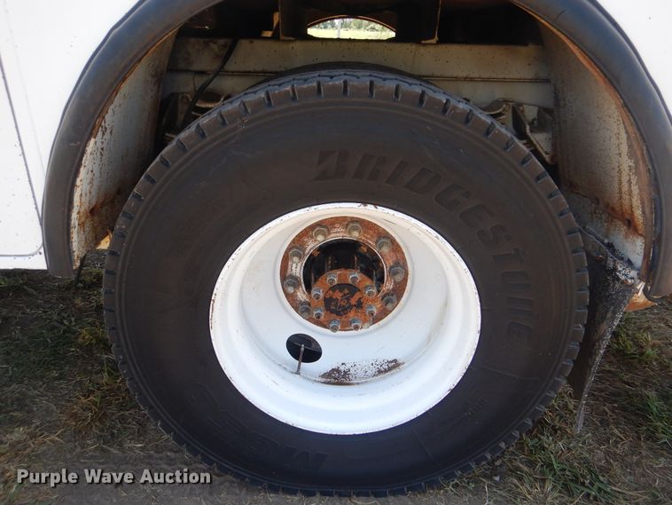 image for item GM9141 2002 International 4700  utility truck with crane