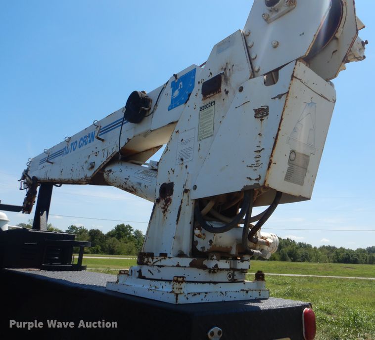 image for item GM9141 2002 International 4700  utility truck with crane