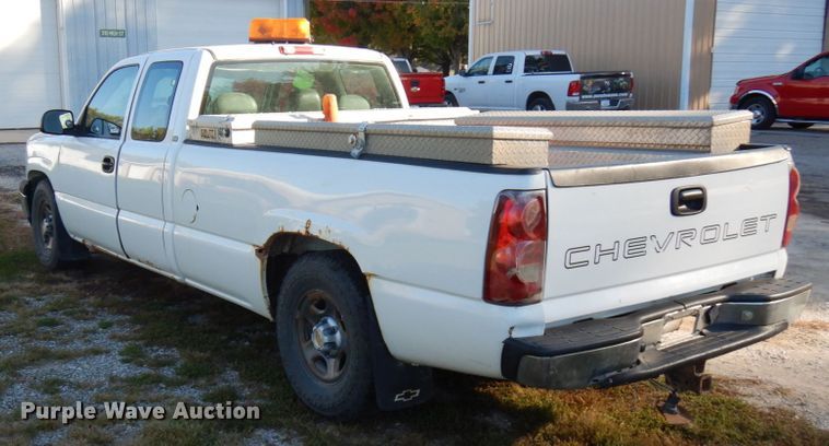 image for item HD9031 2003 Chevrolet Silverado 1500  Ext. Cab pickup truck