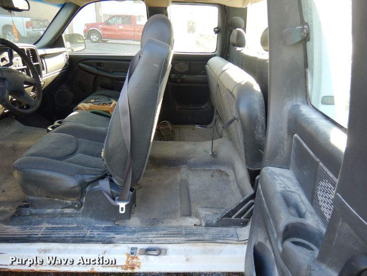 image for item HD9031 2003 Chevrolet Silverado 1500  Ext. Cab pickup truck