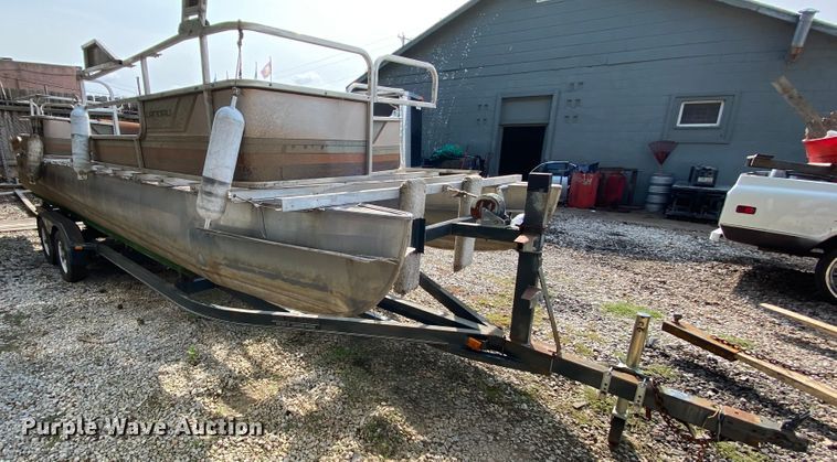 image for item HE9793 1986 Landau  pontoon boat