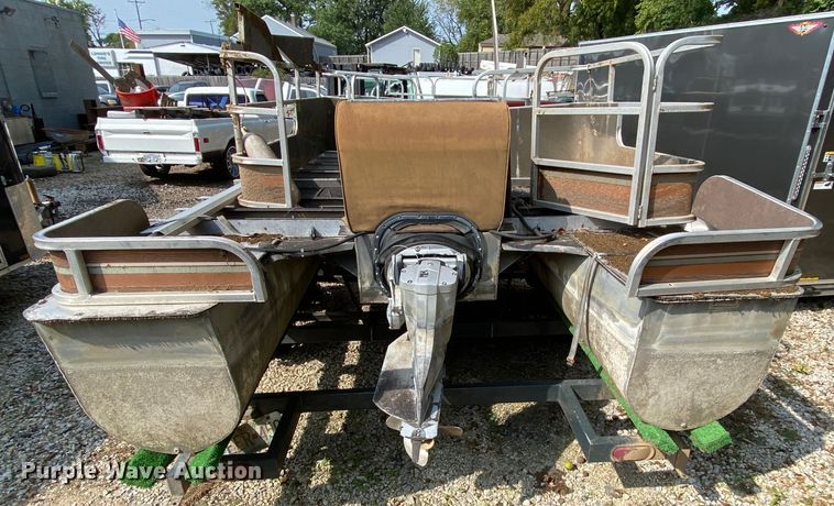 image for item HE9793 1986 Landau  pontoon boat