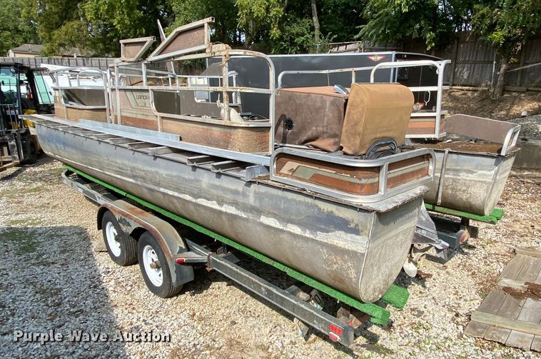 image for item HE9793 1986 Landau  pontoon boat